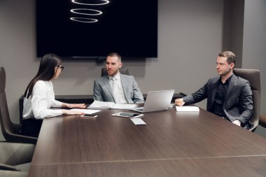 İş adamları toplantı sırasında konferans odasında tartışırlar.