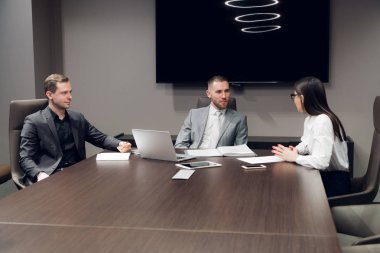 İş adamları toplantı sırasında konferans odasında tartışırlar.