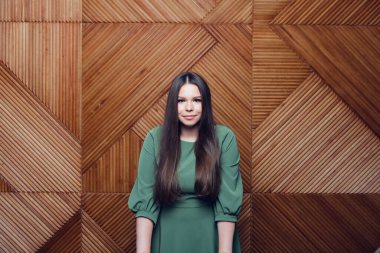 Artı uzun kahverengi saçlı bir model portresi. Sağlıklı ve güzel saçları olan alımlı güzel bir kadın.