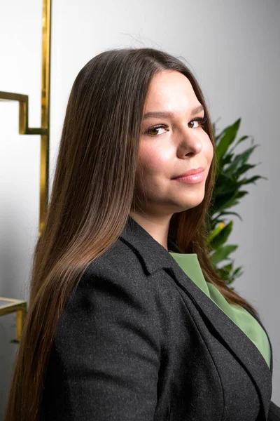 Gülümseyen mutlu bir iş kadınının yakın portresi. Artı boyut modeli