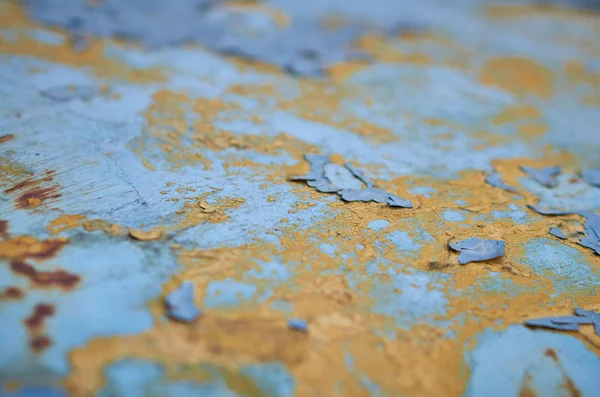 Metal ve bu mavi ve sarı boya tabakası