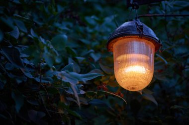 fener, cam bir direğe asılı