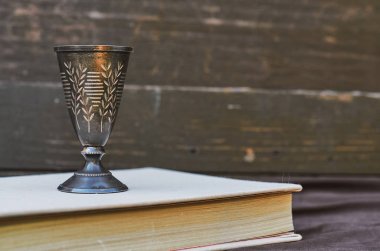 Antik cam küçük cam kitap ve kum saati