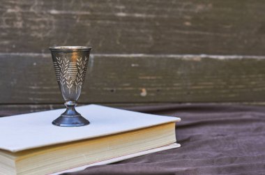 Antik cam küçük cam kitap ve kum saati