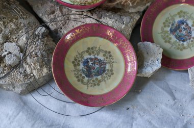 Porselen tabak beton parçaları üzerinde