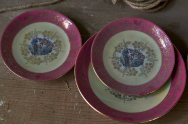 Vintage porselen tabak ahşap bir yüzeyi kaplı