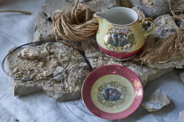 Porselen krema ve plaka kırık beton parçaları üzerinde yalan