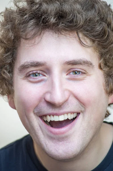 Retrato Joven Positivo Sonriente Joven Rizado Ojos Verdes Hombre Sobre —  Fotos de Stock