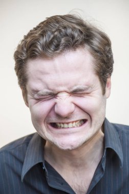 Genç portresi kızgın beyaz zemin üzerine kıvırcık adam çığlık depresif.