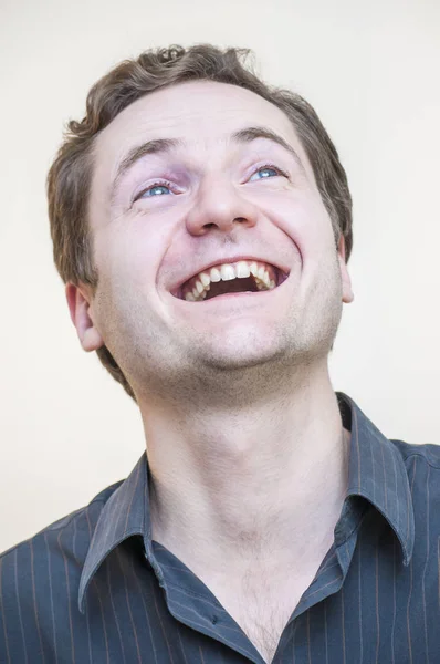 Retrato Jovem Sorrindo Positivo Encaracolado Homem Olhos Azuis Fundo Branco — Fotografia de Stock