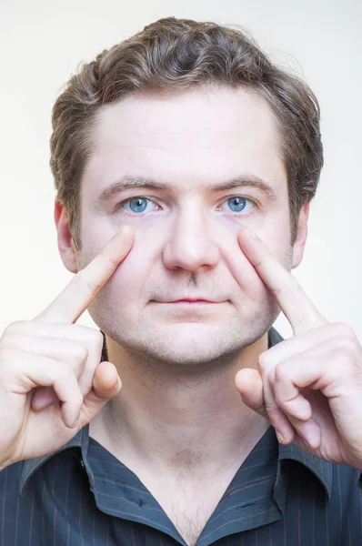 Retrato Jovem Etnia Caucasiana Homem Olhos Azuis Aponta Seus Olhos — Fotografia de Stock