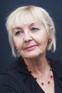 Bir kenara arayan çekici sarışın Olgun kadın portresi