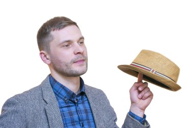 Genç portresi beyaz elbise düşünceli adam beyaz arka plan üzerinde izole parmağını yaz şapka iplik yoğunlaşmıştır..