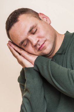 İnsan yüzü güçlü ifadeler ve duyguları ile farklı olabilir. Kafasına sıktı elele üzerinde uyku, yorgun adam. Gözleri kapalı.