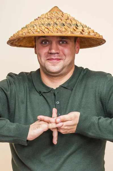 인간의 얼굴은 있습니다 이상한 기호를 보여주는 아시아 모자와 — 스톡 사진