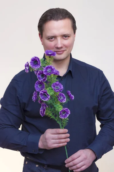 Porträtt Ung Atletisk Elegant Man Håller Konstgjorda Violett Centaurea Blommor — Stockfoto