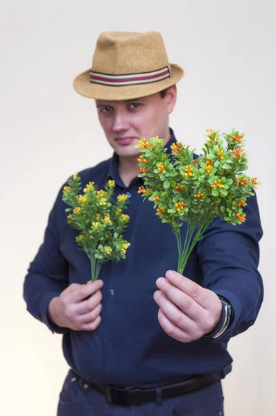 Portrait Jeune Homme Élégant Avec Chemise Bleue Chapeau Été Tenant — Photo