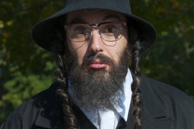 Şaşkın genç siyah sakal ve gözlük giyiyor şapka ile Ortodoks Yahudi adam arıyorum garip açık güneşli portresi