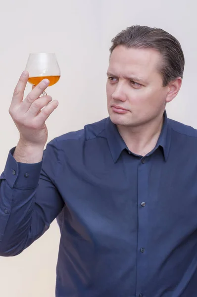 Portret Van Jonge Kaukasische Etniciteit Man Met Blauwe Shirt Bedrijf — Stockfoto