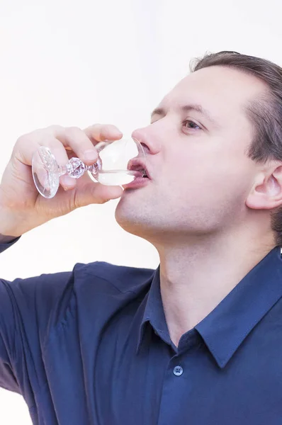 Retrato Jovem Caucasiano Etnia Homem Com Camisa Azul Beber Vodka — Fotografia de Stock