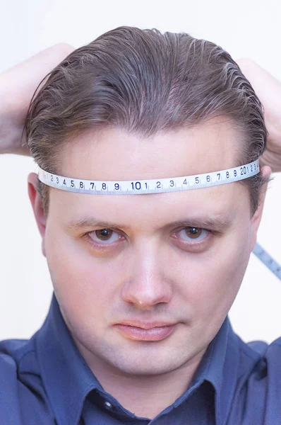 Portret Młodego Człowieka Rasy Kaukaskiej Niebieską Koszulę Pomiaru Głowę Centymetrem — Zdjęcie stockowe