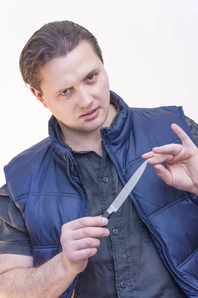 Portret Młodego Człowieka Rasy Kaukaskiej Czyszczenie Jego Paznokcie Nożem — Zdjęcie stockowe