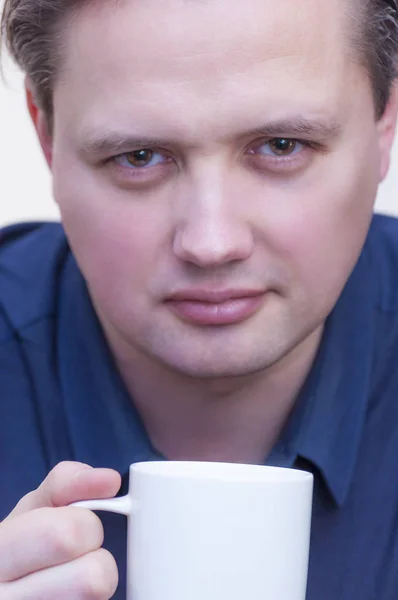 Retrato Jovem Caucasiano Etnia Homem Segurando Xícara Chá Café Bebida — Fotografia de Stock