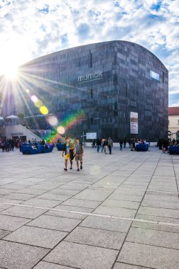 Vienna, Avusturya - 14 Haziran 2014: Yapraklara Mumok Müzesi yukarıda. MQ sosyal dilimleri arasında hareket insanlar. Müzeler Bölgesi ya da Mq city Vienna, Austria geniş bir alanda, ünlü Müze Evi.