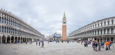 Venice, İtalya - 16 Haziran 2014: St Mark's Meydanı veya Piazza San Marco, Venedik, İtalya en büyük ve en önemli kare panoramik manzaralı süper geniş açı.