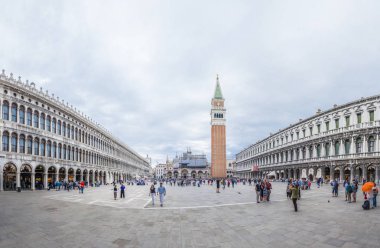 Venice, İtalya - 16 Haziran 2014: St Mark's Meydanı veya Piazza San Marco, Venedik, İtalya en büyük ve en önemli kare panoramik manzaralı süper geniş açı.