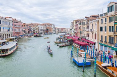 Venice, İtalya - 16 Haziran 2014: Grand Canal gündüz Lifestyle Rialto Köprüsü'nden görünümü. Rialto Köprüsü Venedik, İtalya Grand Canal kapsayan dört köprüden biridir.