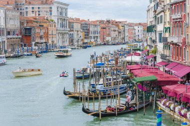 Venice, İtalya - 16 Haziran 2014: Grand Canal gündüz Lifestyle Rialto Köprüsü'nden görünümü. Rialto Köprüsü Venedik, İtalya Grand Canal kapsayan dört köprüden biridir.