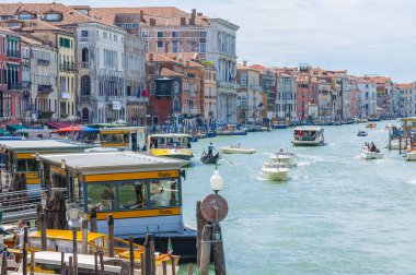 Venice, İtalya - 16 Haziran 2014: Grand Canal gündüz Lifestyle Rialto Köprüsü'nden görünümü. Rialto Köprüsü Venedik, İtalya Grand Canal kapsayan dört köprüden biridir.