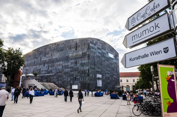 Vienna, Avusturya - 14 Haziran 2014: Mq sosyal bölgelerinde oturan insanlar. Müzeler Bölgesi ya da Mq city Vienna, Austria geniş bir alanda, ünlü Müze Evi.