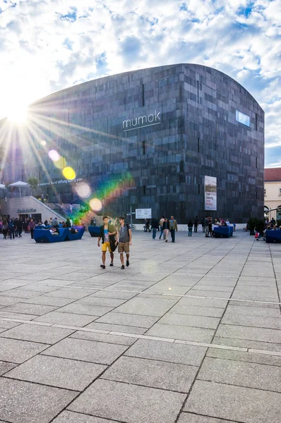 Vienne Autriche Juin 2014 Rayons Soleil Dessus Musée Mumok Personnes — Photo