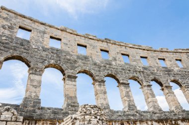 Pula, Hırvatistan - 18 Haziran 2014: Taş ark sütunları satır Pula arenada. Pula, en ünlü ve önemli anıt halk denilen bir kez sitenin gladyatör dövüşleri olan Pula Arena.