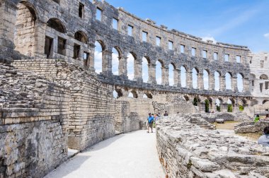 Pula, Hırvatistan - 18 Haziran 2014: Antik taş duvar Pula Arena koridorlarda. En ünlü ve önemli anıt Pula, halk aradım Pula Arena, gladyatör sitenin kavgalar.