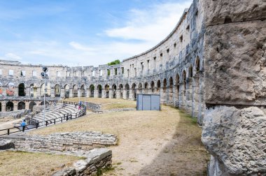 Pula, Hırvatistan - 18 Haziran 2014: Taş ark sütunları satır Pula arenada. Pula, en ünlü ve önemli anıt halk denilen bir kez sitenin gladyatör dövüşleri olan Pula Arena