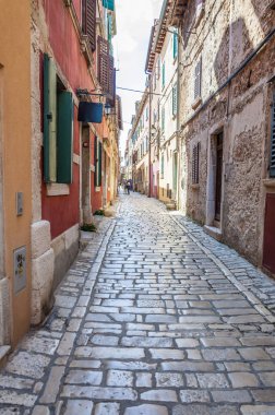 Rovinj, Hırvatistan - 18 Haziran 2014: Kuzey Hırvatistan. Cozy Old Town kaldırım taşı Rovinj sokak cilalı. Ortaçağ şehir yaşam tarzı, yerel halkın ve sokaklarda tarafından Turizm.