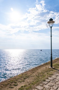 Fener kırık veya rüzgar tarafından veya önemli değil insan tarafından açılmış. Şaşırtıcı, güneşli, canlı, sıcak, doğal ve pozitif gündü.