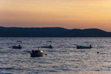 Gün batımı teknelere. Adriyatik Denizi, Makarska, Hırvatistan. Makarska Riviera en ünlü turizm Hırvatistan biridir.