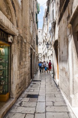 Split, Hırvatistan - 22 Haziran 2014: Split. Dar Old Town Sokağı. Ortaçağ taş mimarisi. İnsanlar yürürken, insanlar. Hırvatistan, ikinci büyük kentidir biraz üzerinde 200.000 nüfusu ile Split
