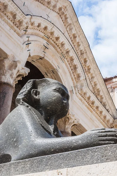 Split Kroatien Juni 2014 Sphinx Antika Skulpturer Medeltida Arkitektur Split — Stockfoto