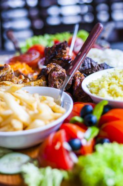 Barbekü için herhangi bir çeşit et kullanabilirsiniz. Açık Hava, ateş, şiş, resim ve baharat bkz: tüm malzemeler