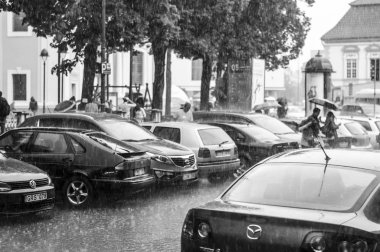 Vilnius, Litvanya - 17 Mayıs 2014: Eski şehir Vilnius. Aniden şiddetli yağmur başladı ve hemen hemen tüm insanlar hızlı almak için çalışmaya başladı ve en yakın kapak, bazı arabalara dönelim