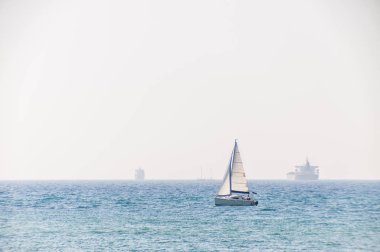 Yelkenli Yatlar ve deniz kargo konteyner gemileri Akdeniz sularında.
