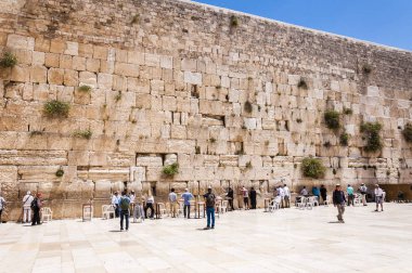 Jerusalem, İsrail - 29 Nisan 2014: Turist, Hacılar ve Western duvar taşlarının yakınındaki ziyaretçi. Western Wall büyük eski Yahudi emanetler biridir.