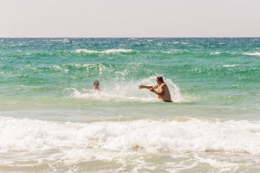 Burada sen-ebilmek görmek bir iki genç adam suda oynamak, birbirimizi Akdeniz'de pour.