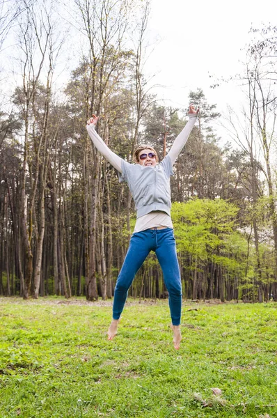 Foto Toont Gelukkig Jonge Vrouw Springen Het Gras Verzenden Naar Stockfoto