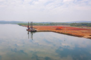 Bu atış dört portakal Ekskavatör yanında nehir kıyısında bir inşaat sitesinde görebilirsiniz.